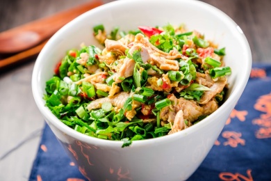 白色瓷碗里的一份手撕鸡肉沙拉菜