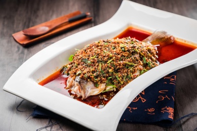 白色方形瓷盘里一条红油辣子蒸鲈鱼