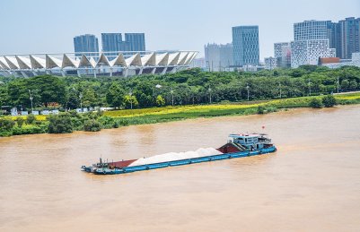 中国广东省佛山潭洲水道河面上航行的一艘运砂船散货船  