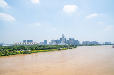 中国广东省佛山潭洲水道东平新城河岸风光 
