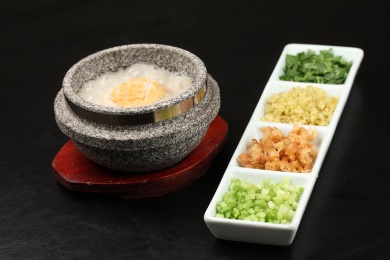 中国上海的一道热菜——鲍鱼金奖捞饭