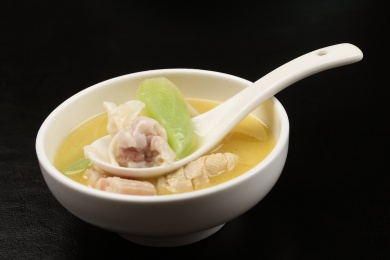 中国上海的一道热菜——腌竹鲜小馄炖