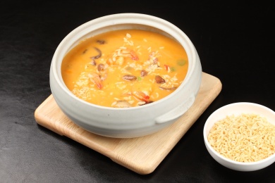 中国广东的一道粤菜——虾汤海鲜脆米泡饭