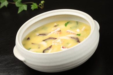 中国广东的一道粤菜——浓汤海鲜泡饭