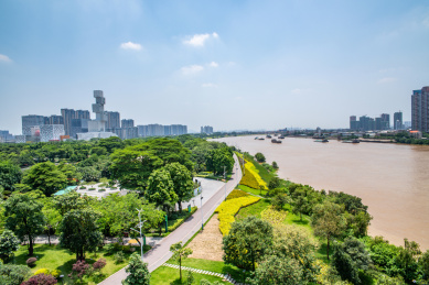 中国广东省佛山潭洲水道东平新城河岸风光