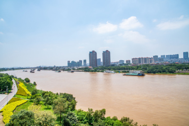 中国广东省佛山潭洲水道河岸风光