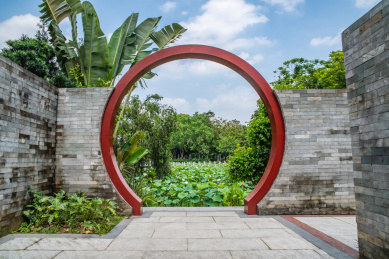 佛山亚洲艺术公园的复古中国园林圆形门景墙