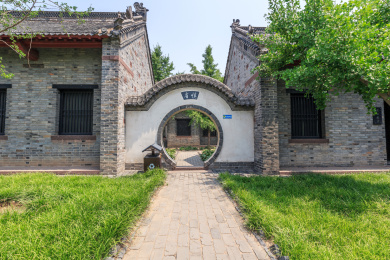 山东省政府和八路军115师司令部旧址景区内的古典园林门建筑，中国山东省临沂市沂南县大店镇