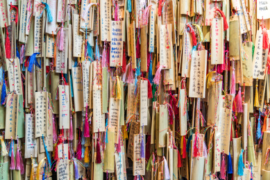 放在一起的祈愿符特写照片