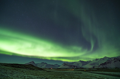 北欧冰岛南部冬季的大气层极光现象