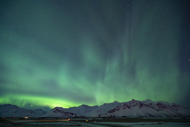 北欧冰岛南部冬季的大气层极光现象