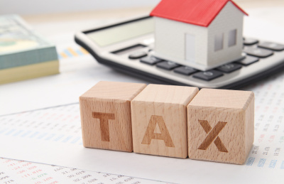 桌子上的TAX字母和房产税概念