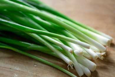 新鲜的小葱在案板上，准备食材
