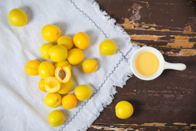 木桌子餐布上的新疆小白杏