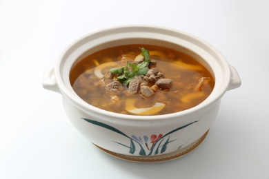 白色砂锅煲里的竹笋段牛肉汤