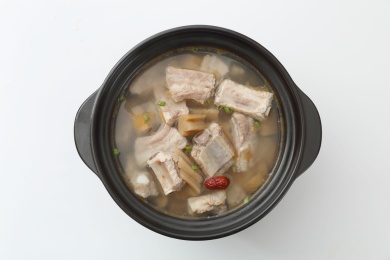 黑色砂锅煲里的酸萝卜排骨汤
