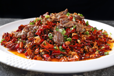 白色圆盘里的川菜辣子牛肉