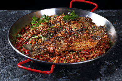 不锈钢锅里的美味干锅香辣鱼