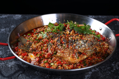 不锈钢锅里的美味干锅香辣鱼