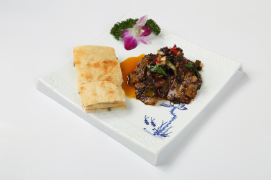 白色方盘里的葱油饼配盐煎肉