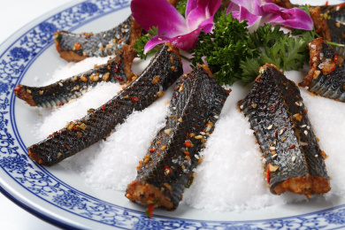 圆盘子里的蒜香辣味盐焗蛇肉块