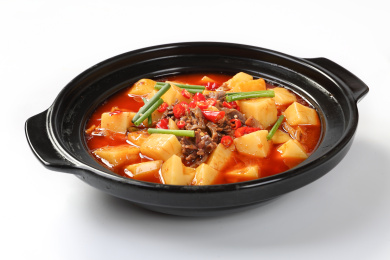 黑色砂锅里的泡椒味土豆烧鸡胗