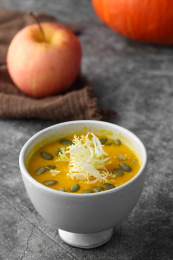 西餐白色碗里的南瓜籽奶油南瓜浓汤