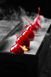 西餐黑色长盘里的樱桃鹅肝