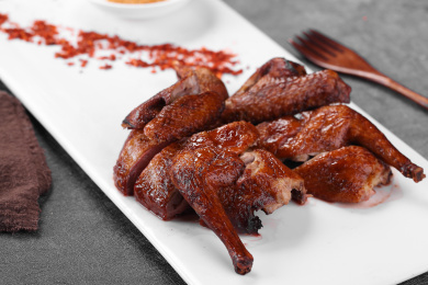 白色长方盘里的叉烧蜜汁烤鸡烤鸭