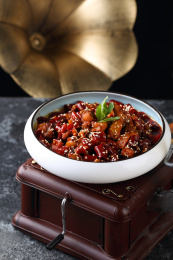 盘子里的芝麻辣椒干辣子鸡丁