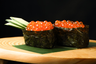 盘子里的日本料理鱼子军舰寿司