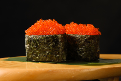 盘子里的日本料理鱼子军舰寿司