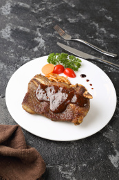 白色圆盘里的日式料理牛仔骨小牛排