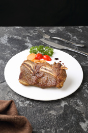 白色圆盘里的日式料理牛仔骨小牛排