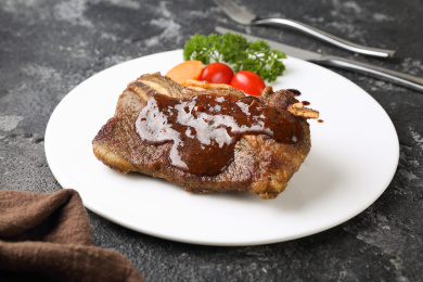 白色圆盘里的日式料理牛仔骨小牛排