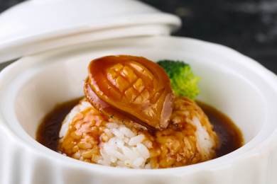 白色小碗里的海鲜美味鲍鱼捞饭