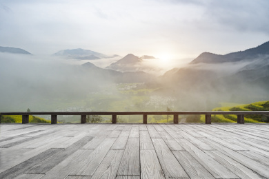 云雾缭绕的油菜花梯田前一块平台地面，中国江西婺源