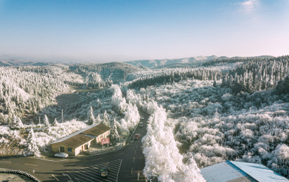 航拍冬季的中国重庆武隆仙女山旅游公路积雪景观