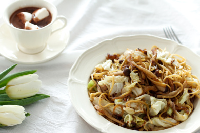 猪肉高丽菜菌菇炒面配巧克力牛奶饮