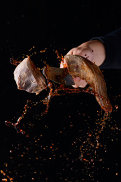 用刀把牛舌头切开溅开水花