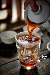 从盖碗往公道杯中倒普洱茶的茶汤