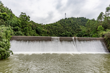 广东省韶关市翁源县黄土甲水库河流电站堤坝流水瀑布