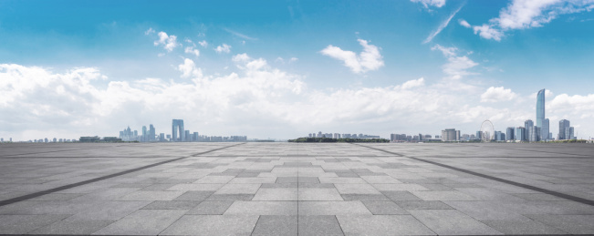 前景是沥青路面的苏州市景观和城市天际线