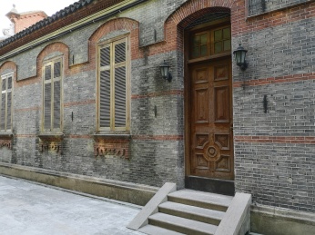 上海弄堂里的中式庭院民居老建筑特写
