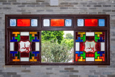 中国岭南古建筑的彩色玻璃窗户满洲窗