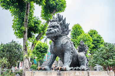 中国广东省佛山祖庙广场上的麒麟铜雕像
