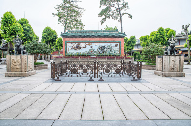 中国广东省佛山祖庙博物馆广场的双龙壁和麒麟铜像