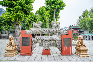 中国广东省佛山祖庙广场上的清朝石雕梁枋   