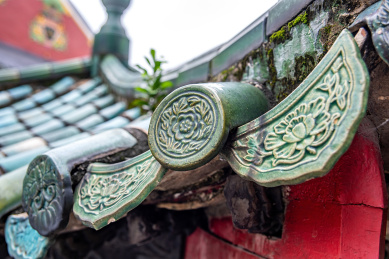 中国广东省佛山祖庙古亭子屋檐上精美的花卉绿瓦当