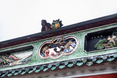 中国广东省佛山祖庙岭南古建筑屋脊上的陶塑灰塑艺术